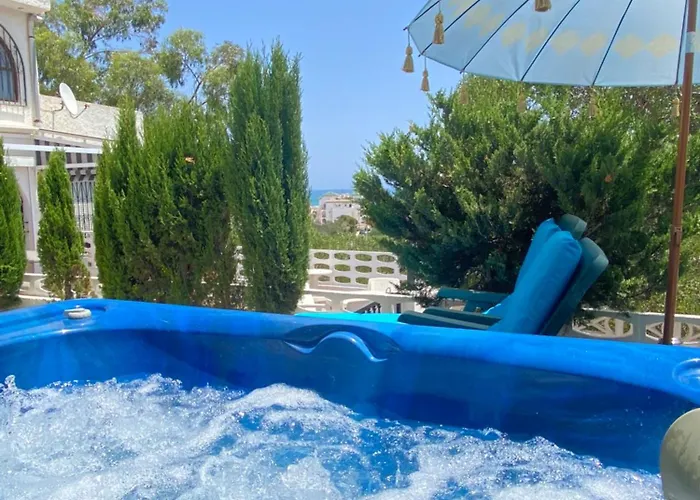 By The Sea With Jacuzzi, Garden & Park View טורבייחה